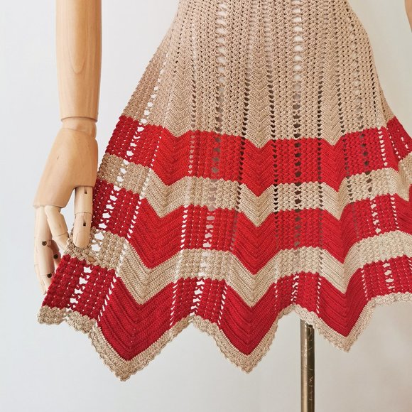 Vintage Beige and Red Zig Zag Crochet 50s Style Half Apron - Picture 4 of 12